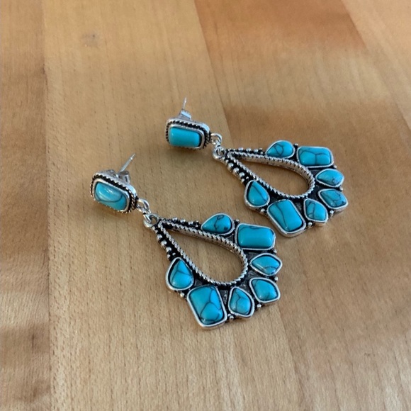 NWT
Silver and Faux Turquoise
Dangle Earrings - Picture 4 of 7